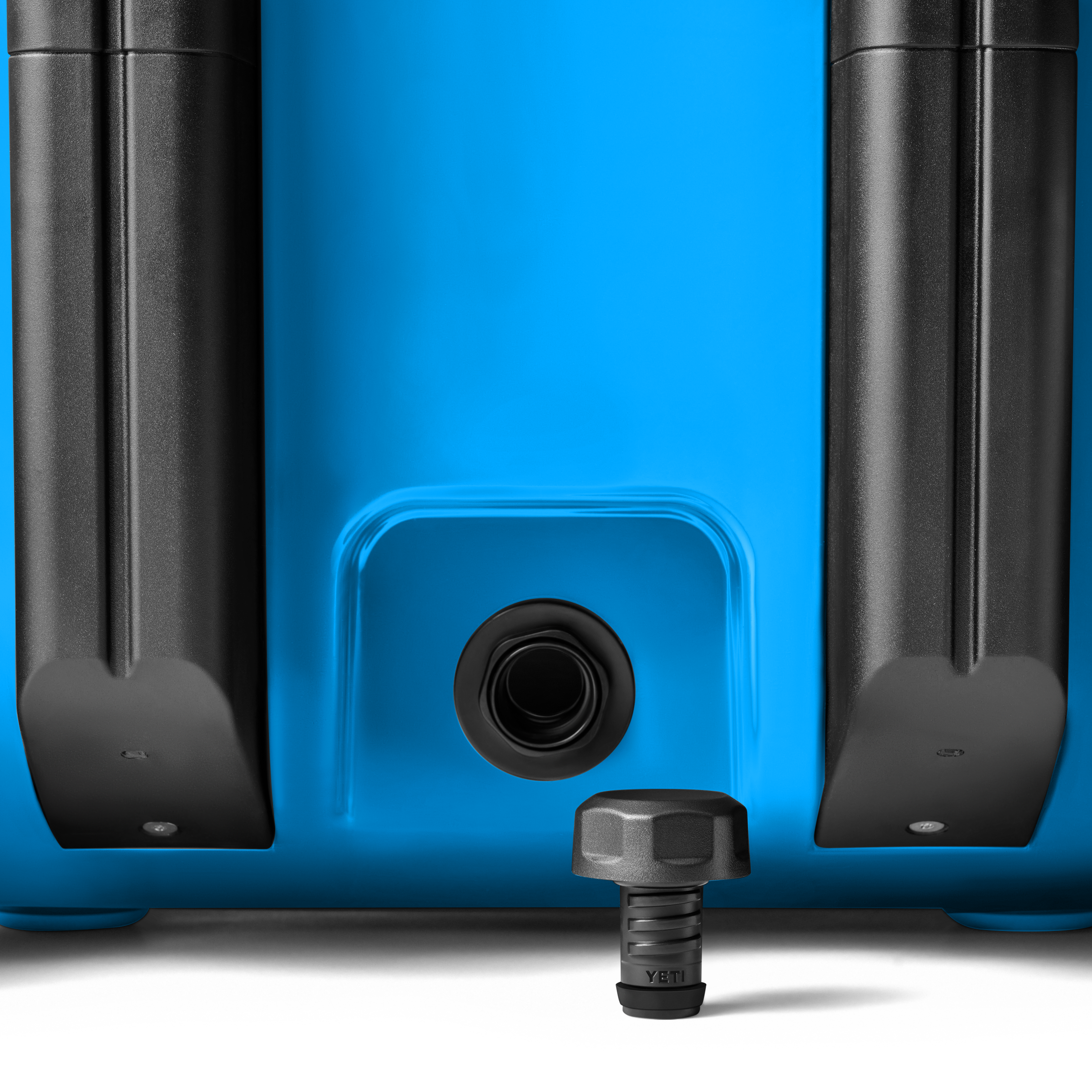 Roadie® 48 Wheeled Cool Box - Image 9